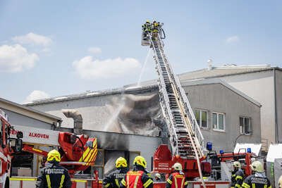Großbrand in Gewerbebetrieb in Fraham BAYER-AB2-2891.jpg