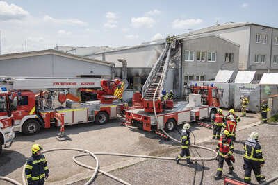 Großbrand in Gewerbebetrieb in Fraham BAYER-AB2-2895.jpg