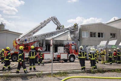 Großbrand in Gewerbebetrieb in Fraham BAYER-AB2-2939.jpg