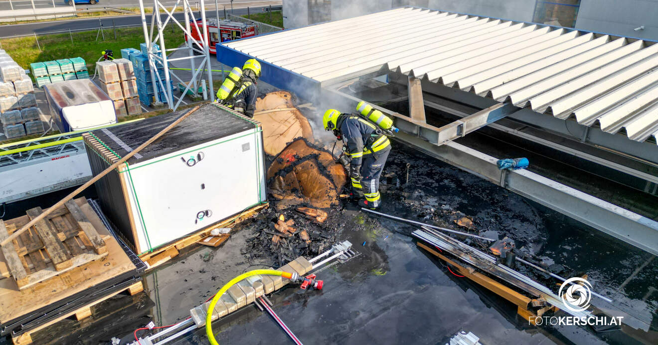 Titelbild: Brand in Gewerbebetrieb erfolgreich gelöscht - Feuerwehren verhindern Großbrand