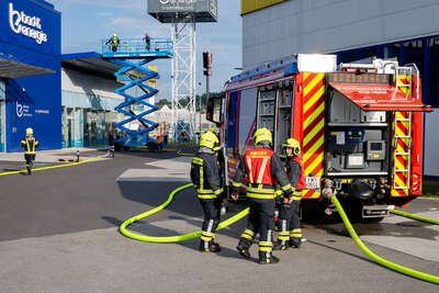 Brand in Gewerbebetrieb erfolgreich gelöscht - Feuerwehren verhindern Großbrand FOKE-2023060918270803-003.jpg