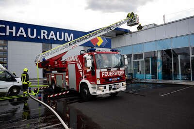 Brand in Gewerbebetrieb erfolgreich gelöscht - Feuerwehren verhindern Großbrand FOKE-2023060918340812-012.jpg