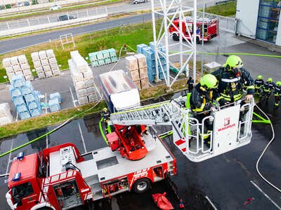 Brand in Gewerbebetrieb erfolgreich gelöscht - Feuerwehren verhindern Großbrand FOKE-2023060918360016-028.jpg
