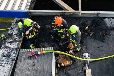 Brand in Gewerbebetrieb erfolgreich gelöscht - Feuerwehren verhindern Großbrand FOKE-2023060918370017-030.jpg