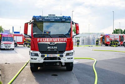 Brand in Gewerbebetrieb erfolgreich gelöscht - Feuerwehren verhindern Großbrand FOKE-2023060918420827-027.jpg