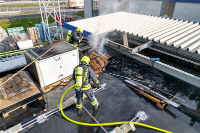 Brand in Gewerbebetrieb erfolgreich gelöscht - Feuerwehren verhindern Großbrand IMG-6690.jpg