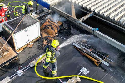 Brand in Gewerbebetrieb erfolgreich gelöscht - Feuerwehren verhindern Großbrand IMG-6691.jpg