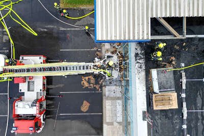 Brand in Gewerbebetrieb erfolgreich gelöscht - Feuerwehren verhindern Großbrand IMG-6705.jpg
