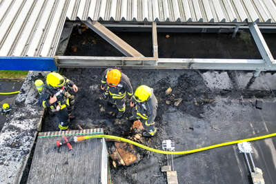 Brand in Gewerbebetrieb erfolgreich gelöscht - Feuerwehren verhindern Großbrand IMG-6706.jpg