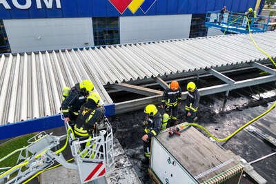 Brand in Gewerbebetrieb erfolgreich gelöscht - Feuerwehren verhindern Großbrand IMG-6707.jpg