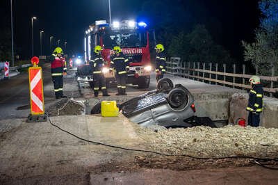 B3 – Fahrzeug stürzte in Baustellengrube BRANDSTAETTER-20230610-26.jpg
