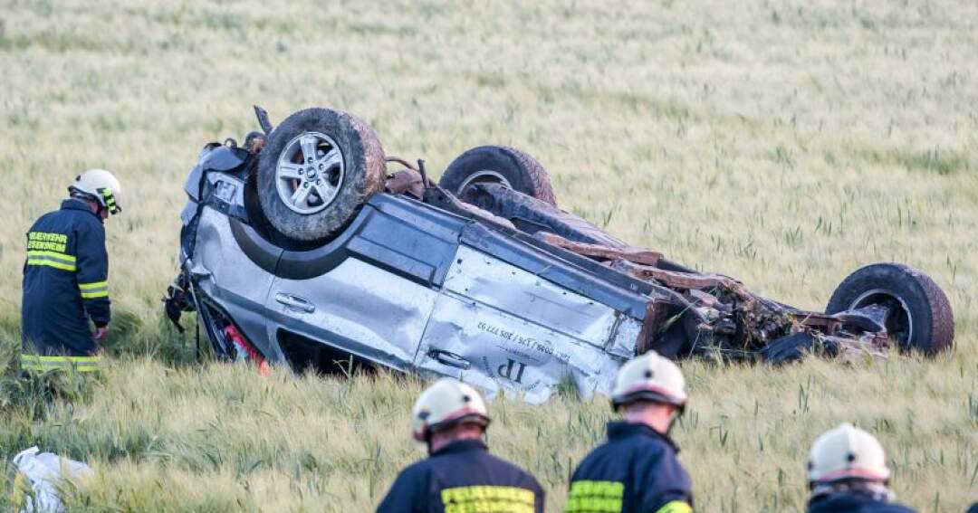 Titelbild: Von Autobahn abgekommen: Deutsche Familie verletzt