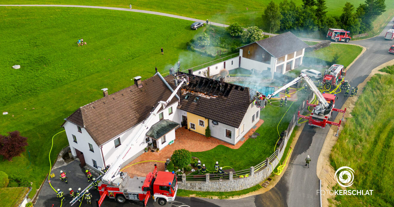 Titelbild: Dachstuhlbrand im Bezirk Freistadt – 10 Feuerwehren im Einsatz