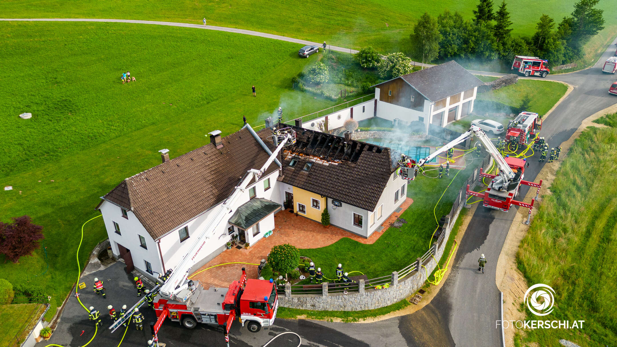 Dachstuhlbrand im Bezirk Freistadt – 10 Feuerwehren im Einsatz