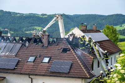 Dachstuhlbrand im Bezirk Freistadt – 10 Feuerwehren im Einsatz BRANDSTAETTER-20230621-46.jpg