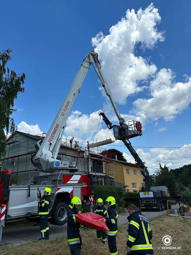 Arbeiter nach Krampfanfall durch Feuerwehr von Dach gerettet