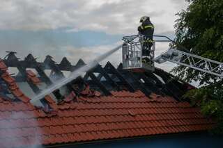 Wohnhausbrand in Kronstorf vollbrand-dachstuhl17.jpg