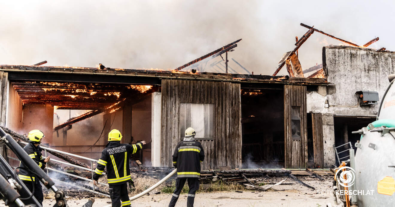Titelbild: Landwirtschaftliches Objekt in Klam in Vollbrand- 18 Feuerwehren im Löscheinsatz