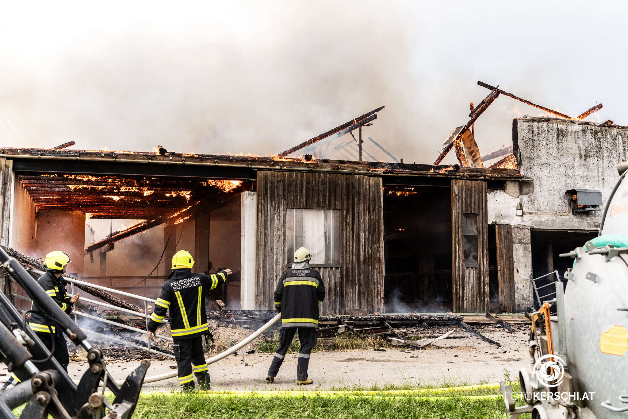 Landwirtschaftliches Objekt in Klam in Vollbrand- 18 Feuerwehren im Löscheinsatz