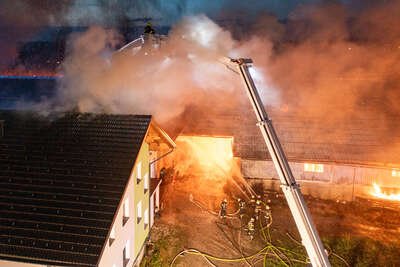 Großbrand in Pöndorf - 15 Feuerwehren im Löscheinsatz DJI-0173.jpg