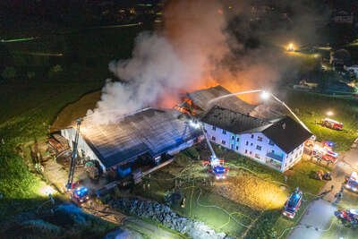 Großbrand in Pöndorf - 15 Feuerwehren im Löscheinsatz DJI-0187.jpg