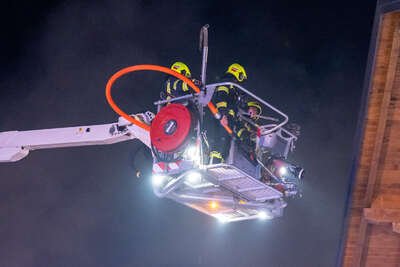 Großbrand in Pöndorf - 15 Feuerwehren im Löscheinsatz DSC-2741.jpg