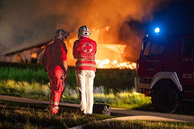 Großbrand in Pöndorf - 15 Feuerwehren im Löscheinsatz FVM-0531.jpg