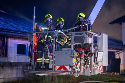 Großbrand in Pöndorf - 15 Feuerwehren im Löscheinsatz FVM-0571.jpg