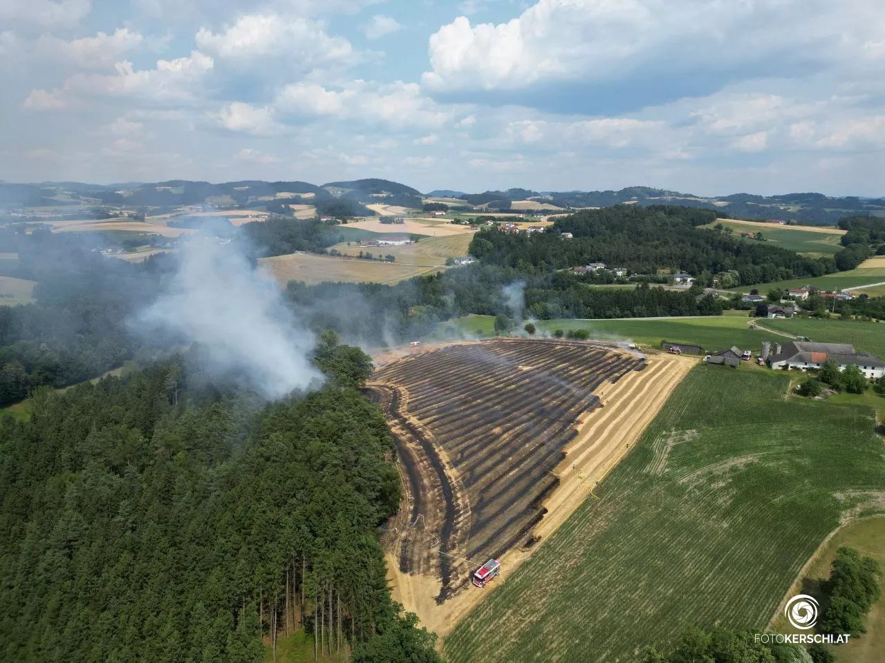 Alarmstufe 3 - Waldgebiet in Flammen: Quaderballenpresse löst Brandkatastrophe aus