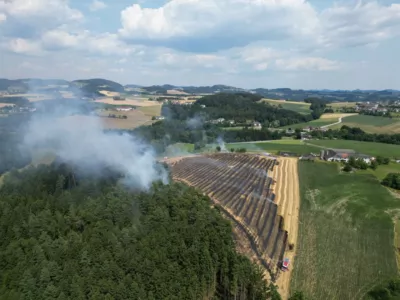Alarmstufe 3 - Waldgebiet in Flammen: Quaderballenpresse löst Brandkatastrophe aus photo-2023-07-09-14-53-53.jpg