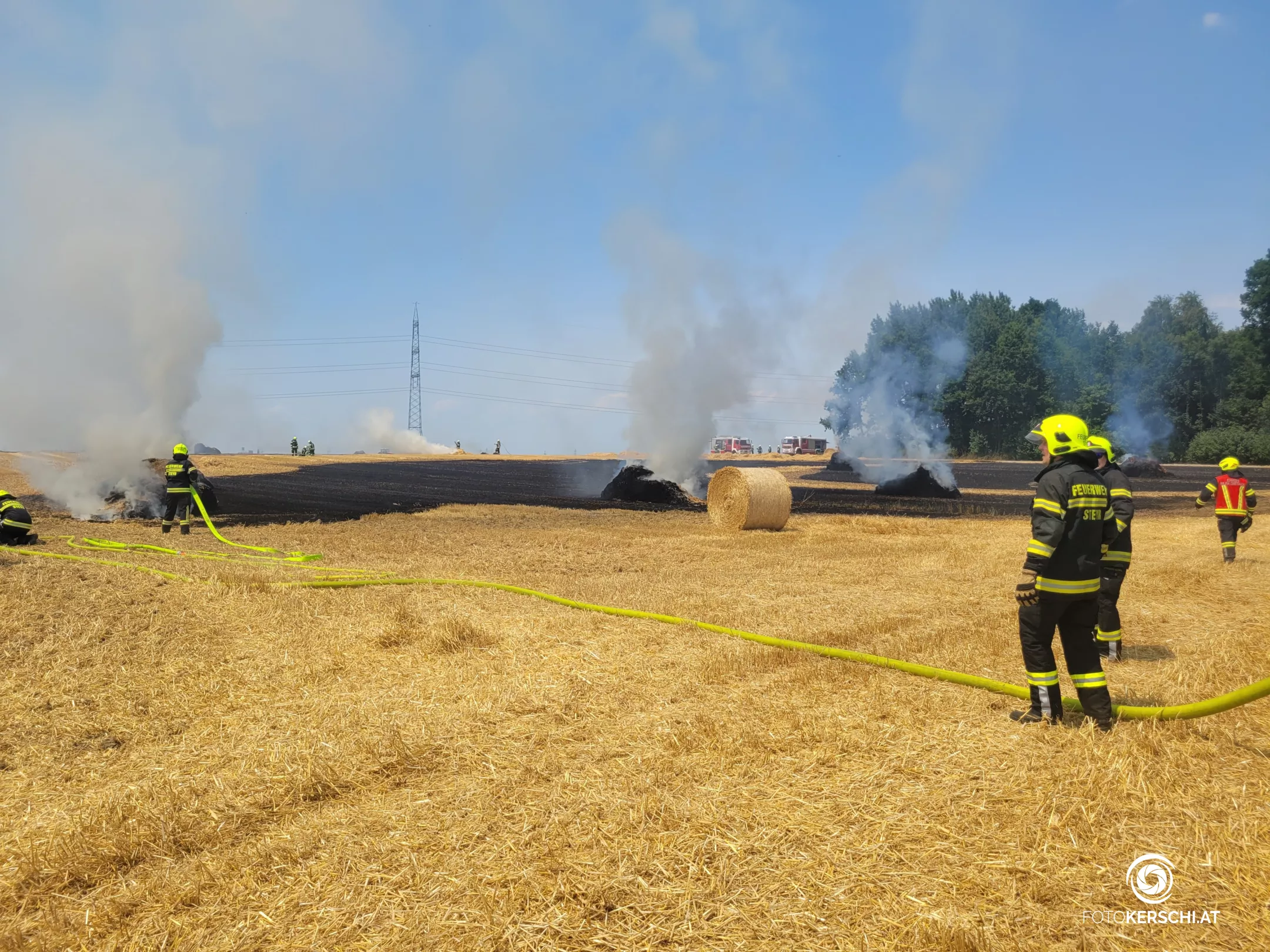 Großeinsatz in Wolfern: Strohpresse auf Feld gerät in Flammen
