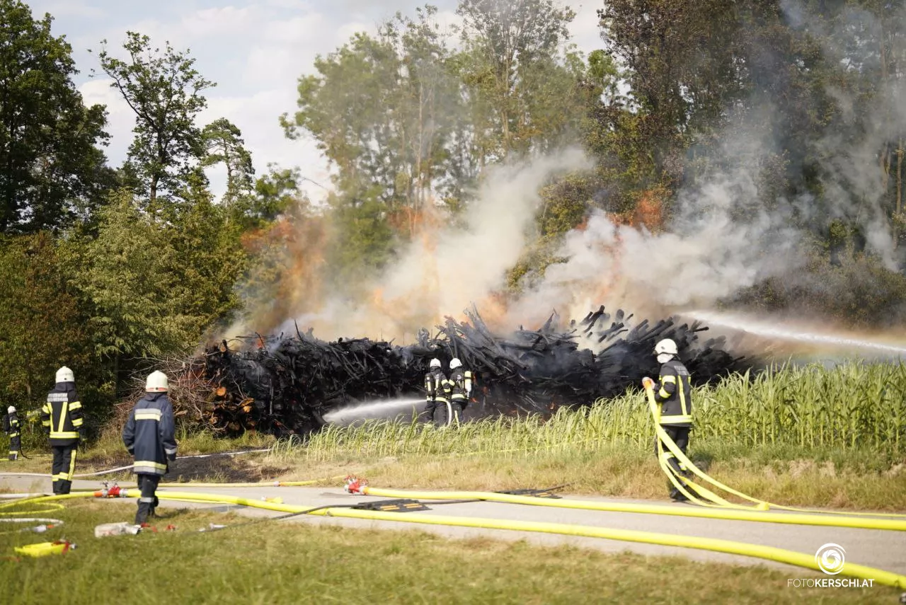 Höchste Alarmstufe bei Brand in Katsdorf- 14 Feuerwehren vor Ort