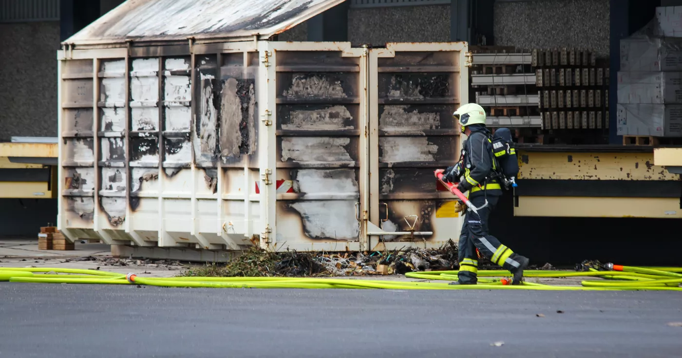 Titelbild: Containerbrand forderte Einsatz von 3 Feuerwehren