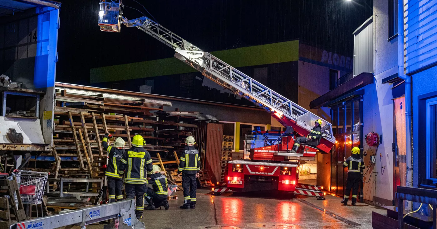 Titelbild: Unwetter über Oberösterreich - Feuerwehren im Großeinsatz