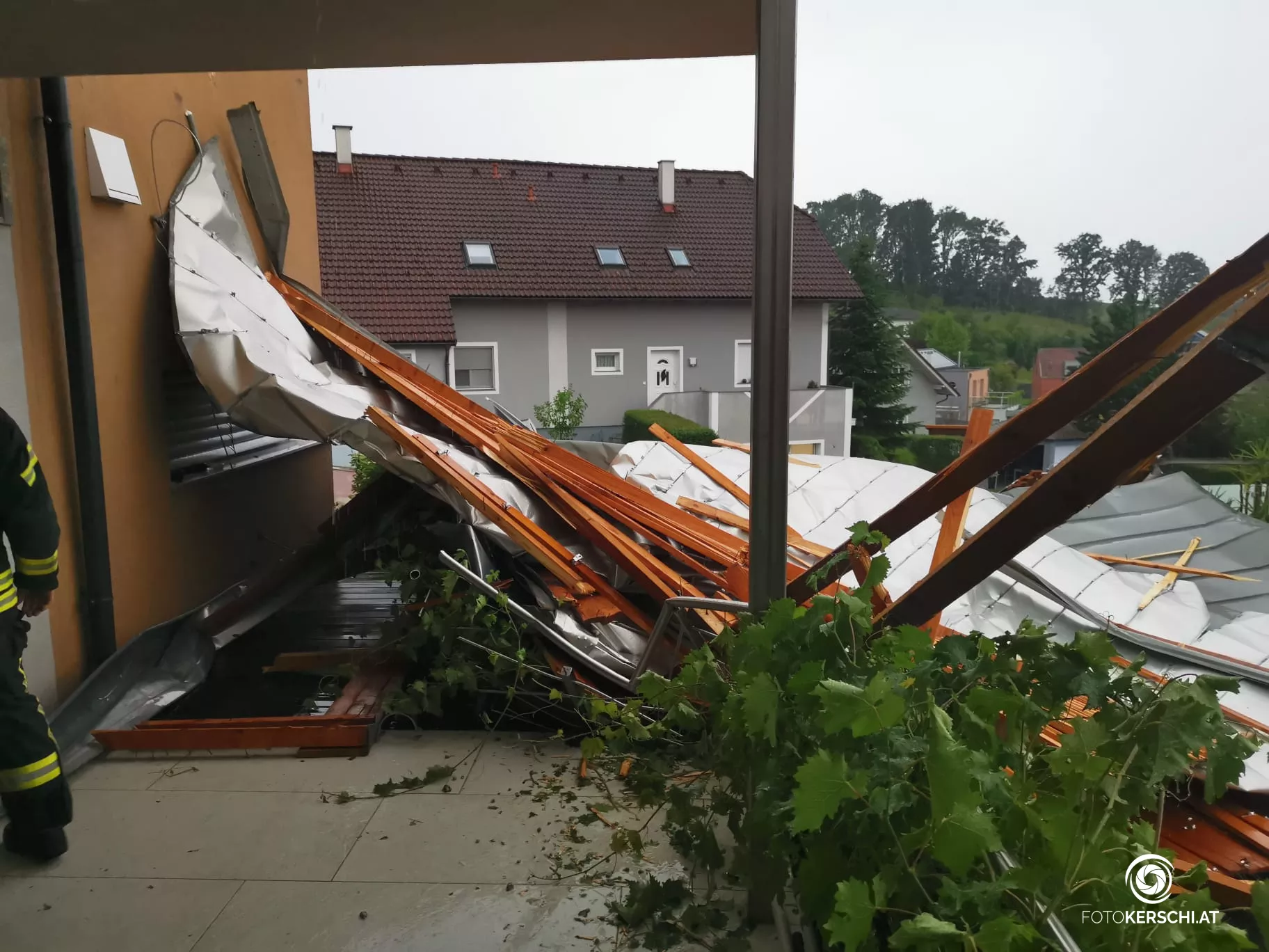 Heftiger Sturm hinterlässt Spur der Verwüstung: Dach eines Einfamilienhauses abgedeckt