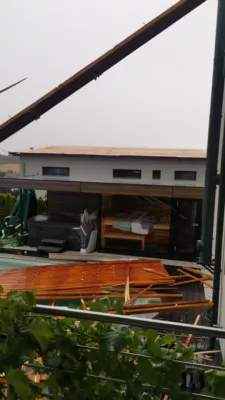 Heftiger Sturm hinterlässt Spur der Verwüstung: Dach eines Einfamilienhauses abgedeckt WhatsApp-Image-2023-07-12-at-19-54-20.jpg