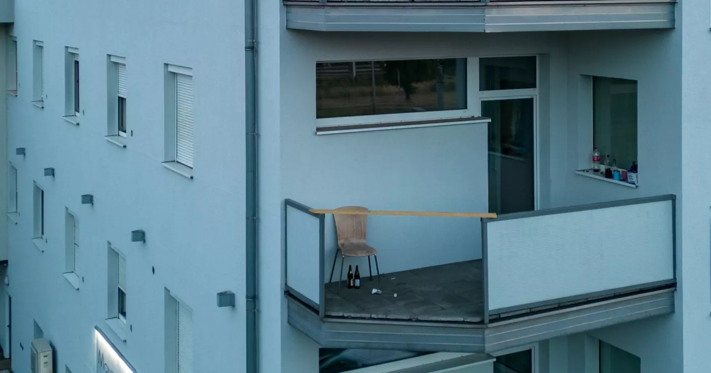 Titelbild: Bei Rangelei vom Balkon gestürzt und verstorben