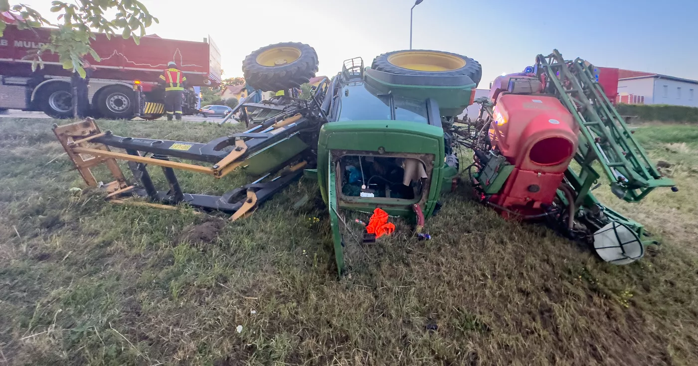 Traktor mit Feldspritze umgekippt