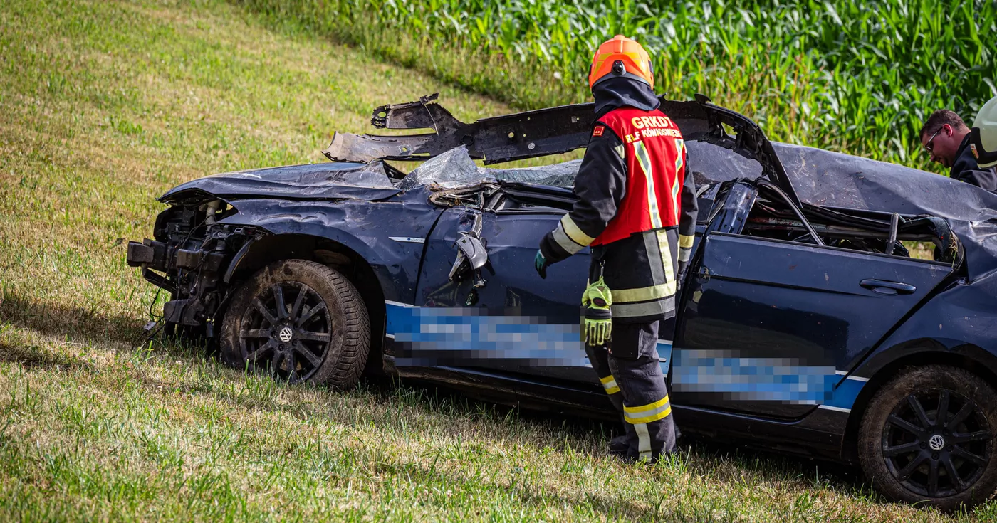 Titelbild: Tragischer Verkehrsunfall in Mönchdorf: 18-Jähriger aus Bezirk Freistadt kommt ums Leben