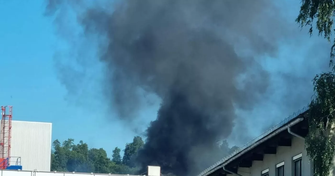 Titelbild: Großeinsatz bei Brand am Gelände des BMW Werks in Steyr