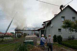 Acht Feuerwehren bei Brand im Einsatz wohnhausbrand-gallneukirchen_06.jpg