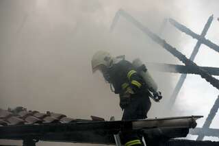 Acht Feuerwehren bei Brand im Einsatz wohnhausbrand-gallneukirchen_12.jpg