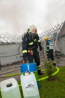Acht Feuerwehren bei Brand im Einsatz wohnhausbrand-gallneukirchen_15.jpg