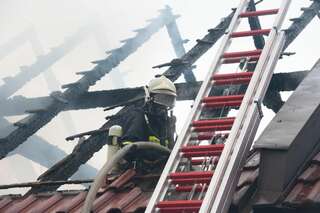 Acht Feuerwehren bei Brand im Einsatz wohnhausbrand-gallneukirchen_19.jpg
