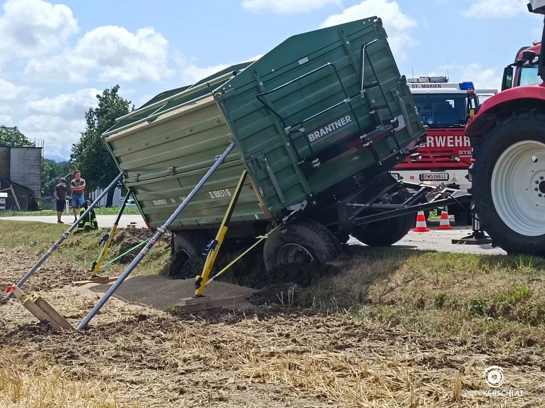 Traktoranhänger mit Getreide drohte umzustürzen