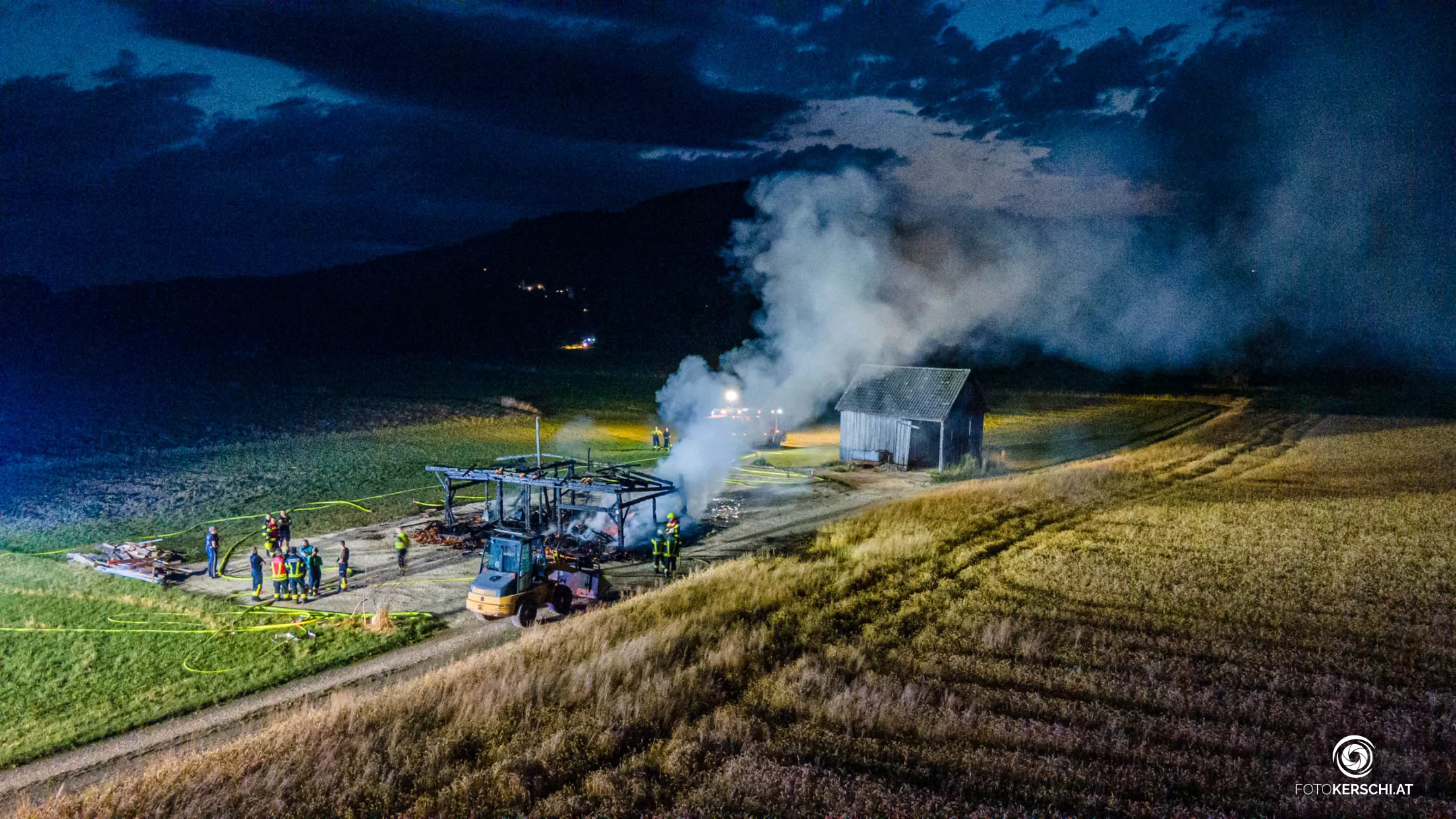 Holzstadl in Micheldorf völlig ausgebrannt- Sechs Feuerwehren im Löscheinsatz