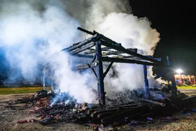 Holzstadl in Micheldorf völlig ausgebrannt- Sechs Feuerwehren im Löscheinsatz DSC-3936.jpg