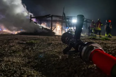 Holzstadl in Micheldorf völlig ausgebrannt- Sechs Feuerwehren im Löscheinsatz DSC-3939.jpg