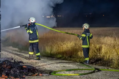 Holzstadl in Micheldorf völlig ausgebrannt- Sechs Feuerwehren im Löscheinsatz DSC-4008.jpg