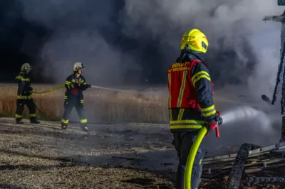 Holzstadl in Micheldorf völlig ausgebrannt- Sechs Feuerwehren im Löscheinsatz DSC-4029.jpg